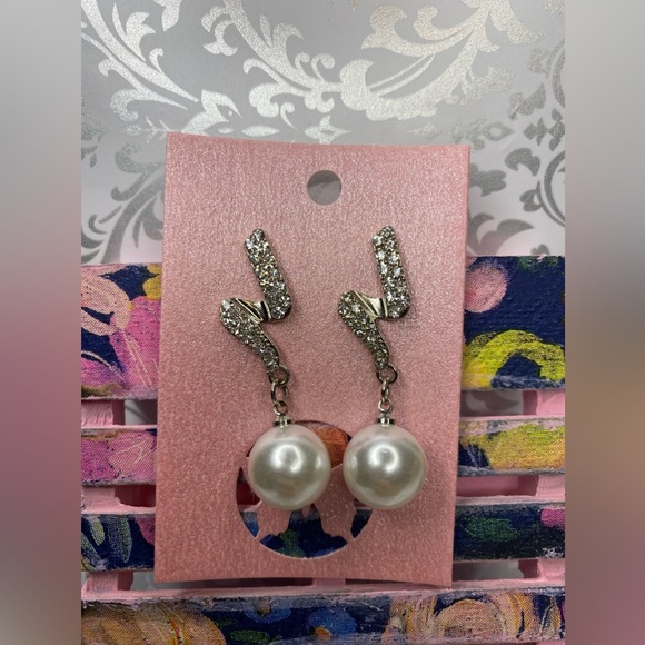 Silver rhistone and white acrylic pearl pendant earrings - Picture 4 of 8